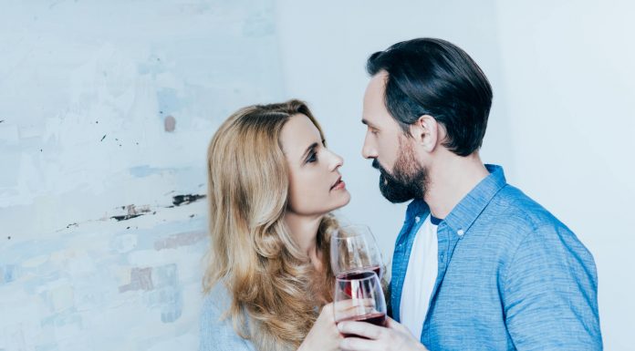 Como conquistar uma mulher: 6 conselhos práticos Casal brincando e olhando nos olhos