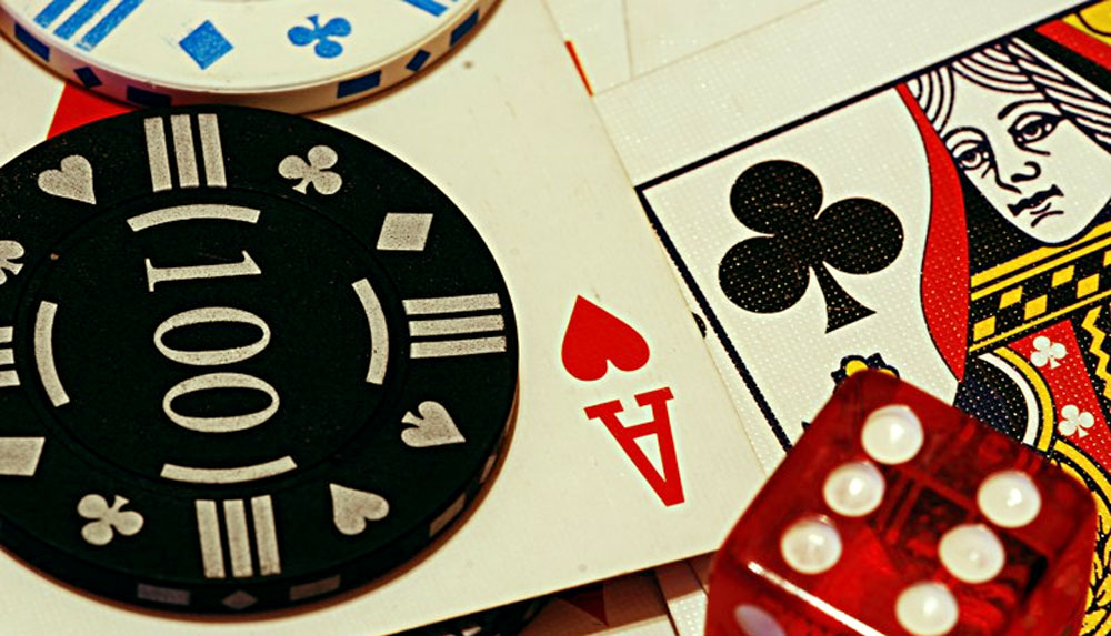 ficha de poker e cartas