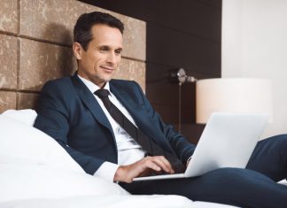 Como escolher um site confiável para encontrar acompanhantes de luxo? Executivo usando o computador