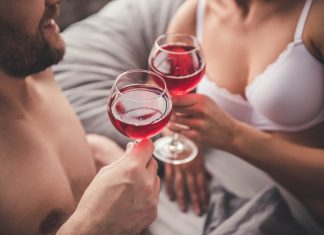 casal bebendo vinho