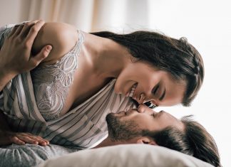 7 curiosidades sobre os hábitos sexuais dos brasileiros casal se beijando