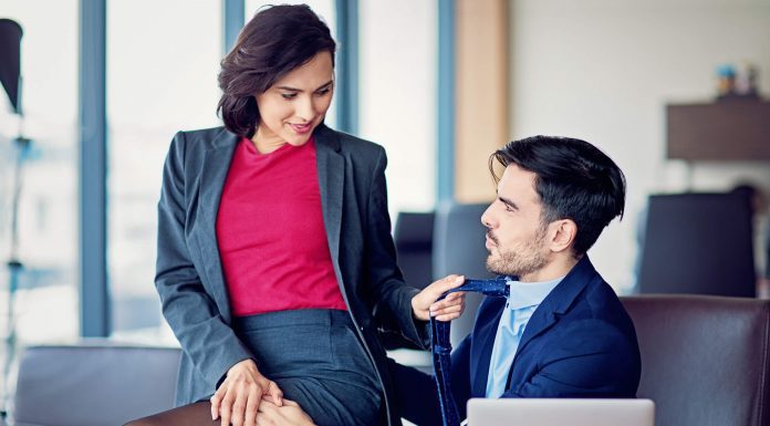 4 lugares inusitados para transar e apimentar seu relacionamento Mulher no colo do chefe